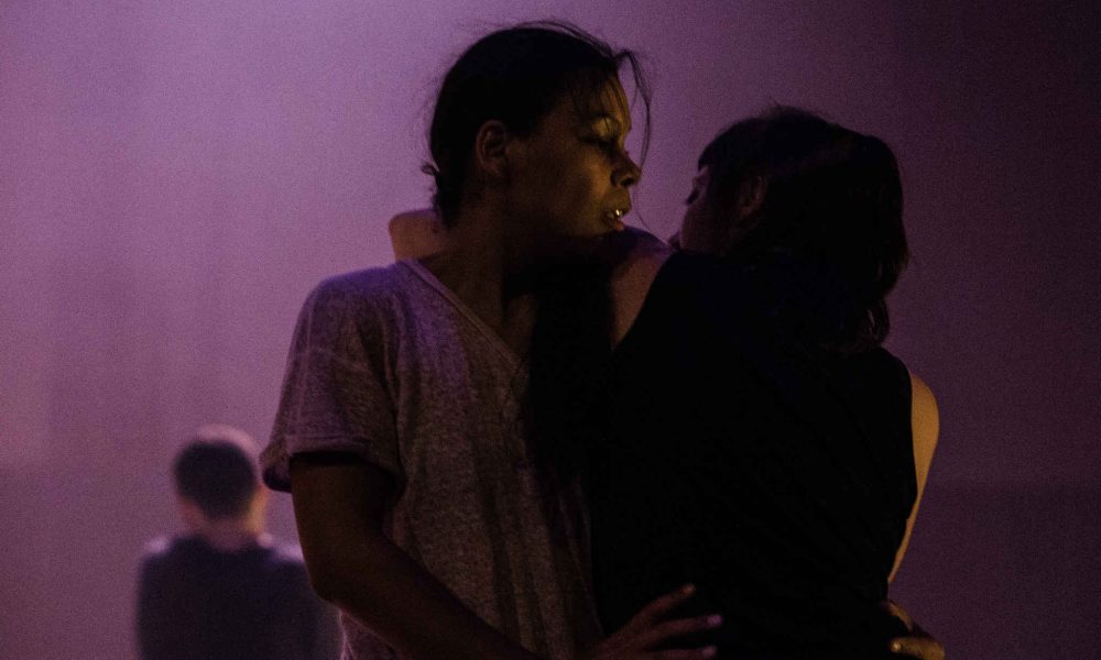 Suspendu au sol | Catherine Lafleur, Liane Thériault | Photo : Frédéric Chais